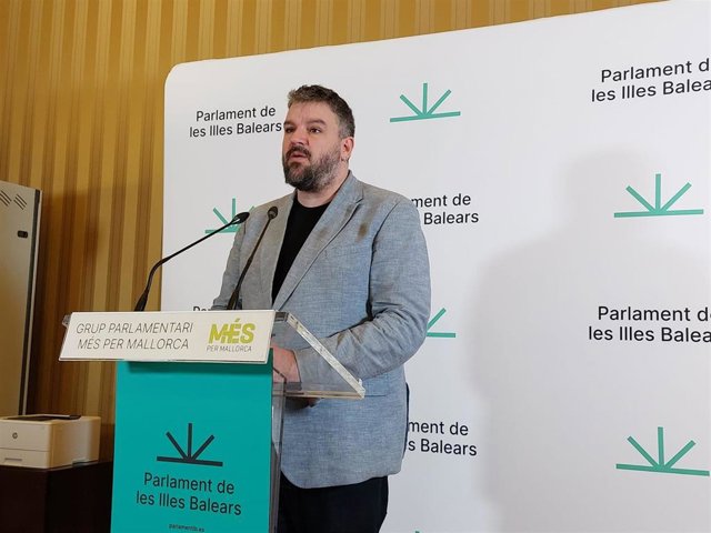 El portavoz parlamentario de MÉS per Mallorca, Lluís Apesteguia, en rueda de prensa.