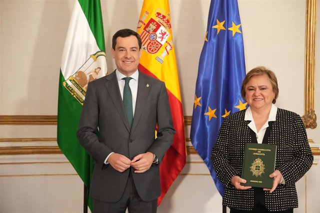 El presidente de la Junta, Juanma Moreno, y  la presidenta del Consejo Consultivo de Andalucía, María Jesús Gallardo, este lunes