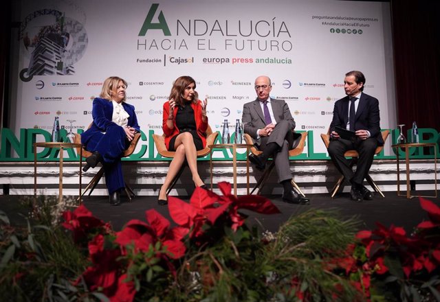 Componentes de la mesa redonda'Empleabilidad y formación de futuro', con Rocío Blanco (2i) Javier Tello (2d); yAna Alonso (1i), moderados por Francisco Morón (1d).