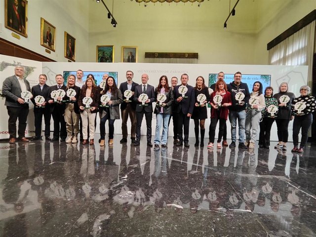 Presentación de la campaña solidaria 'Un Bosque LLeno de Vida' para que los comercios de Zaragoza planten 1.500 árboles solidarios en Navidad