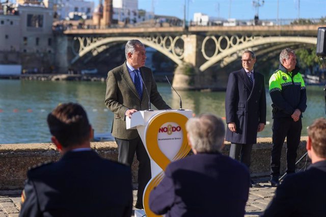 El alcalde de Sevilla, José Luis Sanz, en la presentación del mapping navideño en Sevilla.