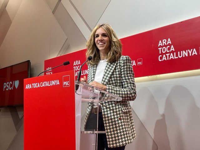La portavoz del PSC, Èlia Tortolero, en una rueda de prensa este lunes.
