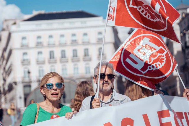 Archivo - Varias personas sujetan una pancarta durante una concentración de docentes en la Puerta del Sol.