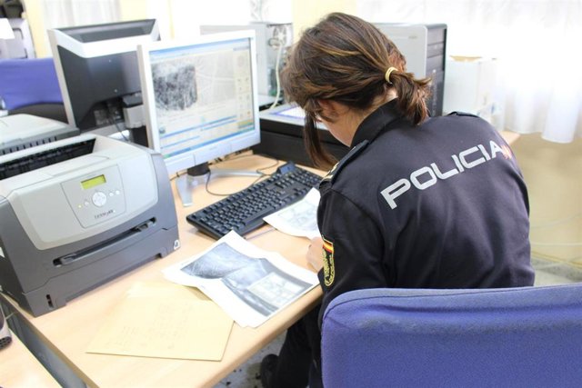 Una agente de Policía Nacional en tareas de investigación