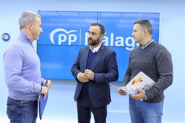 El diputado nacional por el PP de Málaga, Mario Cortés, junto a otros reperesentantes del partido.