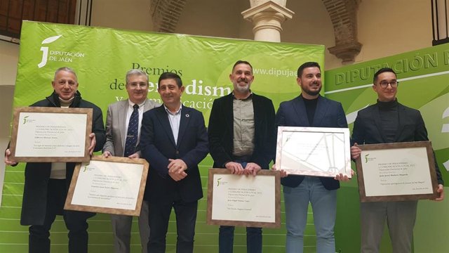 Reyes (3i), junto a los galardonados en los Premios de Periodismo y Comunicación Local 2023.