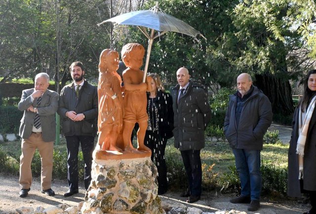 El vicepresidente de la Junta, Juan García-Gallardo, segundo por la izquierda, junto al consejero de Cultura, Turismo y Deporte, Gonzalo Santonja, primero por la izquierda, ante la 'Fuente del Paraguas' en el Bosque de Béjar
