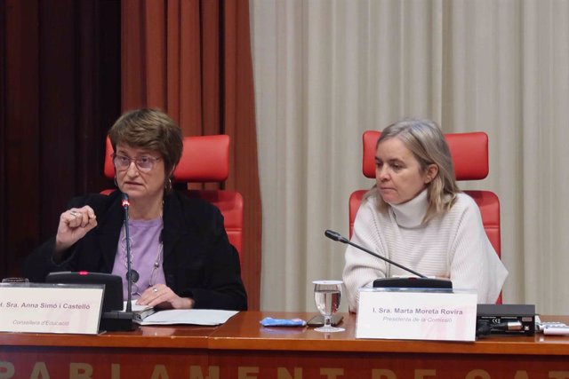La consellera d'Educació de la Generalitat, Anna Simó (e), en la Comissió d'Educació del Parlament