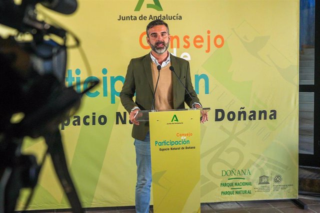 El consejero de Sostenibilidad, Medio Ambiente y Economía Azul, Ramón Fernández-Pacheco atiende a los medios antes del comienzo del Consejo de Participación de Doñana. 