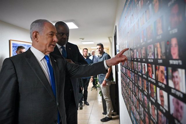 El secretario de Defensa de EEUU, Loyd Austin, junto al primer ministro de Israel Benjamin Netanyahu, en una foto de archivo. 