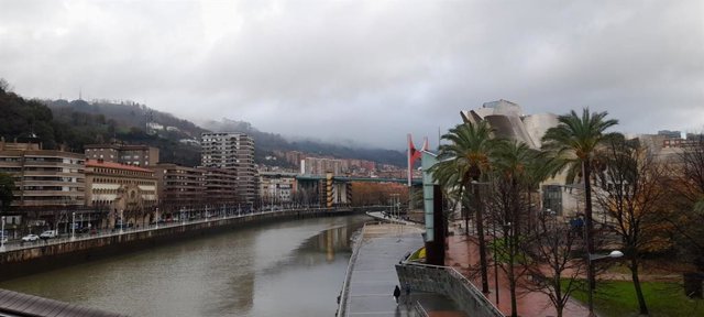 Cielos cargados de nubes en Bilbao.