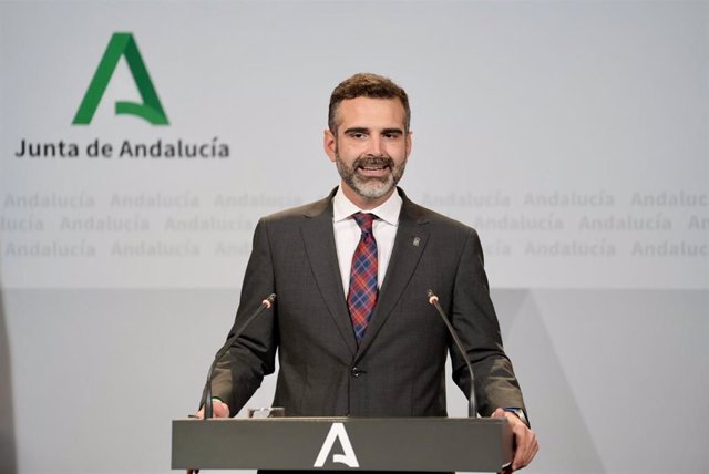 El consejero de Sostenibilidad, Medio Ambiente y Economía Azul de la Junta de Andalucía y portavoz del gobierno, Ramón Fernández-Pacheco  durante la rueda de prensa tras el Consejo de Gobierno andaluz, archivo 