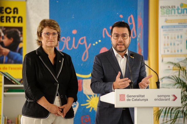 Archivo - La consellera Anna Simó y el presidente Pere Aragonès en el acto de inauguración del curso escolar 2023-2024 en la escuela Mercè Rodoreda de Barcelona