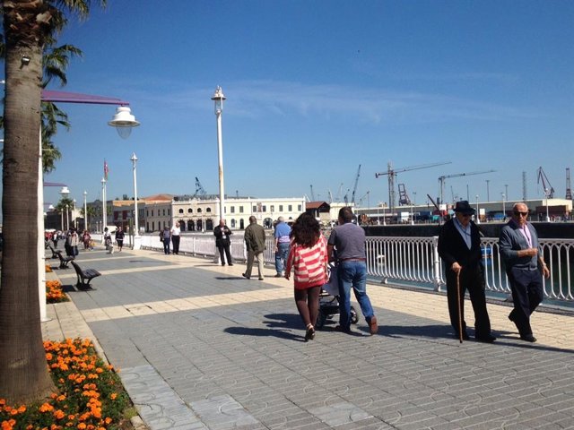 Archivo - Jendea paseatzen