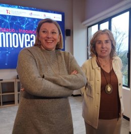 De dcha a izquierda, la consejera de Familia, Isabel Blanco, y la presidenta de Cruz Roja en CyL, Rosa Urbón.