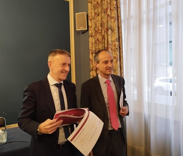 El director del Departamento de Estudios de Laboral Kutxa, Joseba Madariaga, y el director de Desarrollo de Negocio de la entidad, Ibon Urgoiti