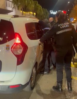 Momento de la detención del hombre que se desplazó en taxi hacia la Jefatura de la Policía Local de Benalmádena con la intención de atentar contra los agentes después de que la Policía Local le retirara su vehículo mal aparcado.