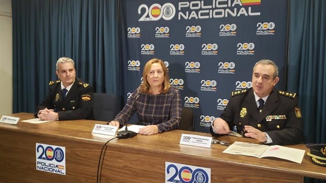 La subdelegada del Gobierno en Segovia, Marian Rueda, con el comisario Miguel Ángel (dcha) y el inspector jefe del Servicio de Extranjería, Alfredo García.