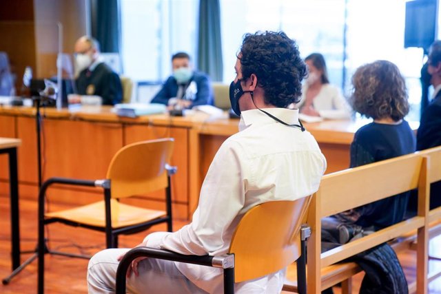 Archivo - Francisco Nicolás Gómez Iglesias, más conocido como el Pequeño Nicolás, sentado en el banquillo de los acusados.