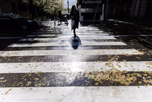 Archivo - Una mujer camina con un paraguas, a 2 de noviembre de 2023, en Madrid (España).