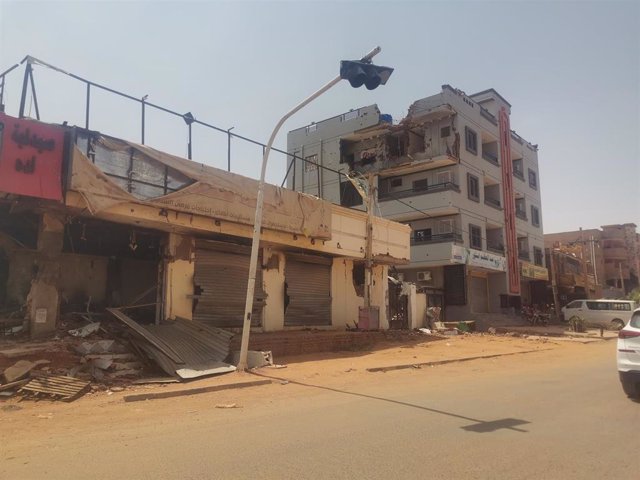 Archivo - Edificios destruidos en la capital de Sudán, Jartum, en el marco del conflicto entre el Ejército y las paramilitares Fuerzas de Apoyo Rápido (RSF), ahora declaradas como un grupo rebelde (archivo)