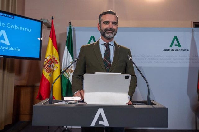 El consejero de Sostenibilidad, Medio Ambiente y Economía Azul de la Junta de Andalucía y portavoz del gobierno, Ramón Fernández-Pacheco durante la rueda de prensa tras el Consejo de Gobierno andaluz en el Palacio de San Telmo, a 19 de diciembre del 2023,