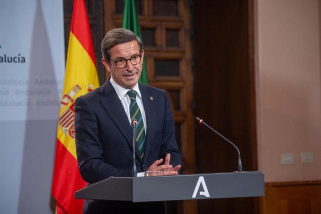 El consejero de Sostenibilidad, Medio Ambiente y Economía Azul de la Junta de Andalucía y portavoz del gobierno, Ramón Fernández-Pacheco durante la rueda de prensa tras el Consejo de Gobierno andaluz en el Palacio de San Telmo, a 19 de diciembre del 2023,