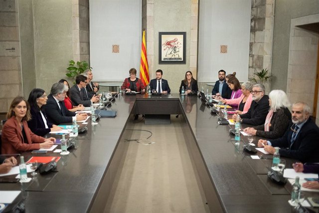 El president de la Generalitat Pere Aragonès amb els presidents dels grups parlamentaris 