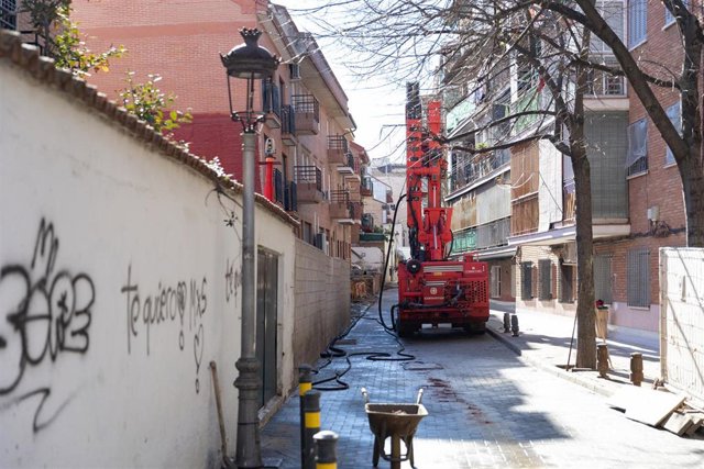 Archivo - Maquina que inyecta hormigón en la parte de atrás del edificio de viviendas desalojado en la plaza de la Fuente del Trébol en San Fernando de Henares