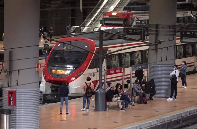 Archivo - Un gran número de pasajeros espera la llegada de trenes en la estación de Madrid - Puerta de Atocha