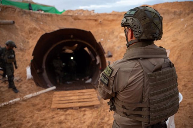 Un militar israelí frente a un túnel del Movimiento de Resistencia Islámica (Hamás)