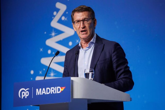 El líder del Partido Popular, Alberto Núñez Feijóo, interviene durante la cena de Navidad del PP de Madrid, en el Pabellón Satélite de la Casa de Campo, a 18 de diciembre de 2023, en Madrid (España). 