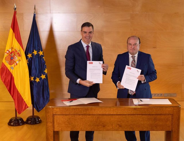 Archivo - El presidente del Gobierno, Pedro Sánchez (i), y el presidente del EBB del PNV, Andoni Ortuzar (d), durante la firma del acuerdo para la investidura el pasado mes de noviembre