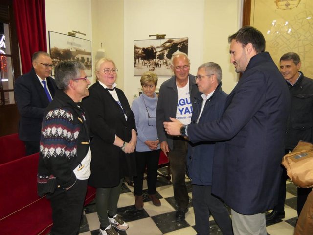 Hugo Morán (3º dcha.), durante su reunión con la plataforma 'Unidos por el Agua' en el Ayuntamiento de Villanueva de Córdoba.