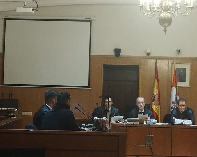 El traficante, en primer plano, durante la vista de conformidad celebrada este miércoles en la Audiencia de Valladolid.