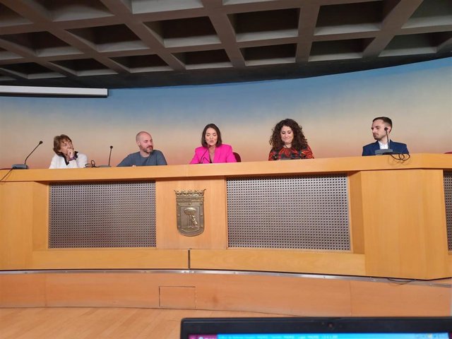 La portavoz socialista en el Ayuntamiento de la capital, Reyes Maroto, y la portavoz adjunta Enma López, y resto de concejales socialistas ofrecen una rueda de prensa previa a los dos plenos del viernes en Cibeles