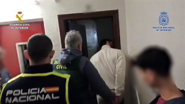 Imagen de un detenido durante el operativo