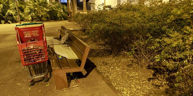 Imatge de les pertinences d'una persona sense llar a Barcelona