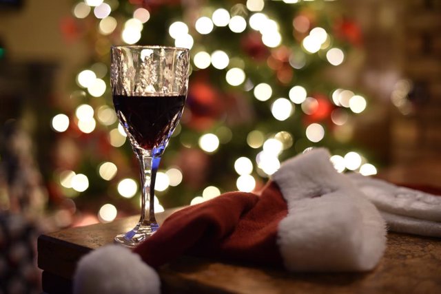 Copa de vino en fondo navideño
