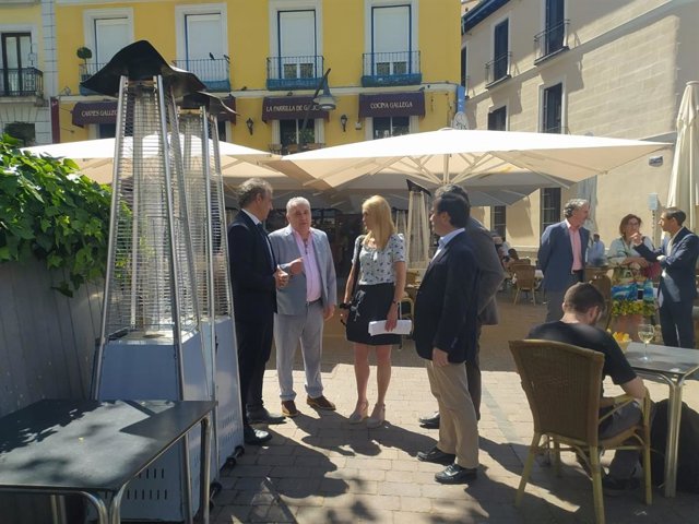 Archivo - El delegado de Medio Ambiente y Movilidad, Borja Carabante, durante una visita a uno de los restaurantes de la plaza de Tirso de Molina