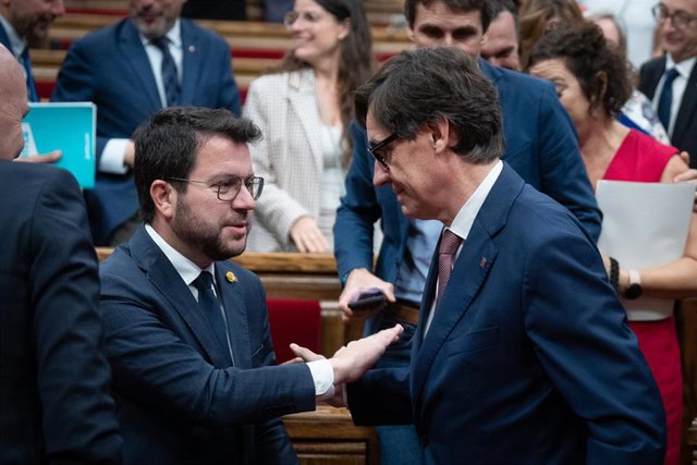 Archivo - El presidente de la Generalitat de Catalunya, Pere Aragonès (i), y el líder del PSC, Salvador Illa (d), durante el tercer Debate de Política General de la legislatura, en el Parlament de Catalunya, a 27 de septiembre de 2023