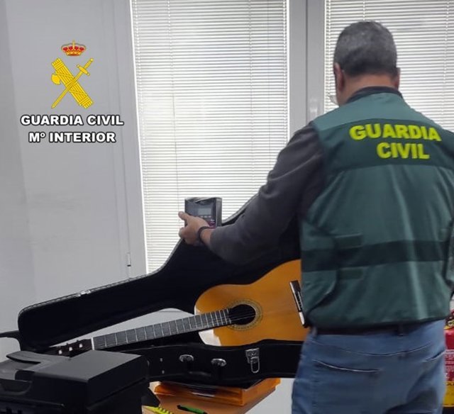 Una de las guitarras recuperadas por los agentes de la Guardia Civil en Cuevas del Almanzora (Almería)