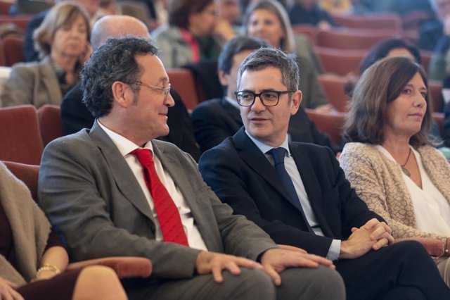 (I-D) El Fiscal General del Estado, Álvaro García Ortiz; el ministro de la Presidencia, Relaciones con las Cortes y Justicia, Félix Bolaños.