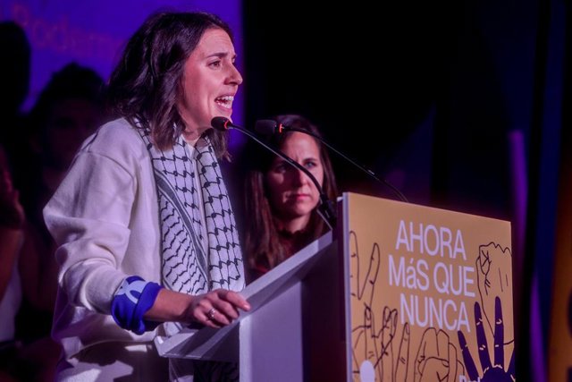 Irene Montero e Ione Belarra durante un acto de Podemos, en el Palacio de la Prensa, a 16 de diciembre de 2023, en Madrid (España).