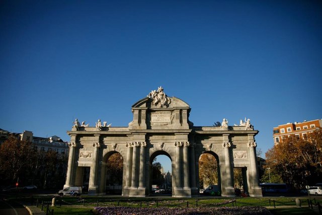 La Puerta de Alcalá luce ya su nueva cara tras once meses de obras y 3,1 millones de inversión en su renovación
