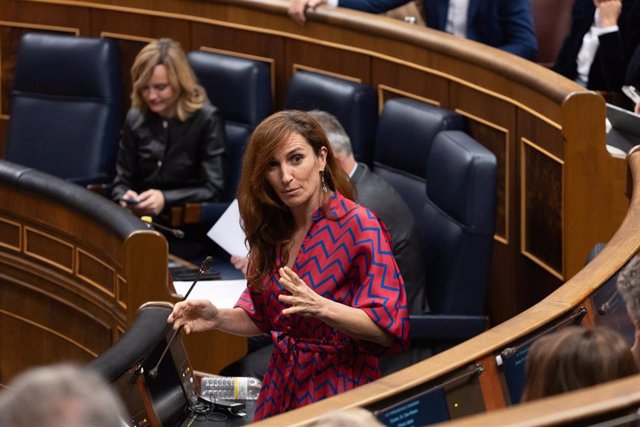 La ministra de Sanidad, Mónica García, durante una sesión de control en el Congreso de los Diputados, a 20 de diciembre de 2023, en Madrid (España). 