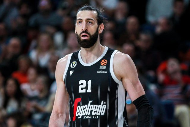 Archivo - El ala-pívot georgiano Tornike Shengelia durante un partido de la Virtus Bolonia 