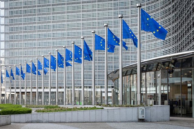 Archivo - Banderes de la UE