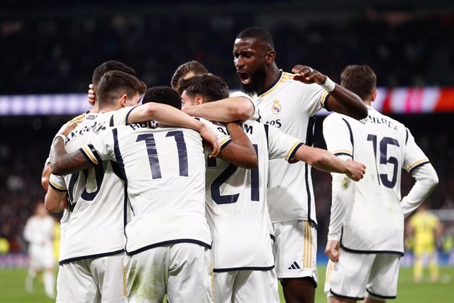 Jugadores del Real Madrid celebran un gol ante el Villarreal en el duelo de LaLiga EA Sports 2023-2024 disputado en el Santiago Bernabéu.