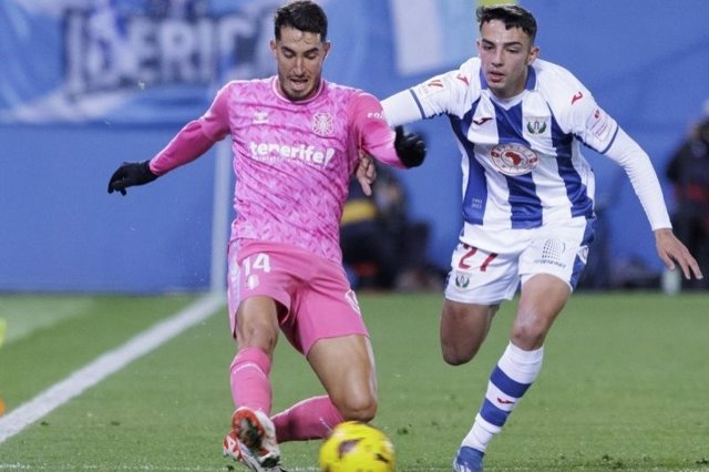 Naim García (dcha.), durante un partido con el CD Leganés.